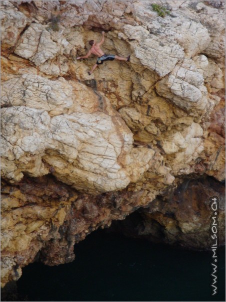 aron, whom we met slacking on the beach, is climbing solo 20 meters over the sea!